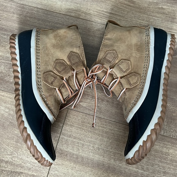 Sorel Out N About Waterproof Black Tan Lace Up Leather Ankle Rain Boots Size 6.5 - Picture 5 of 7